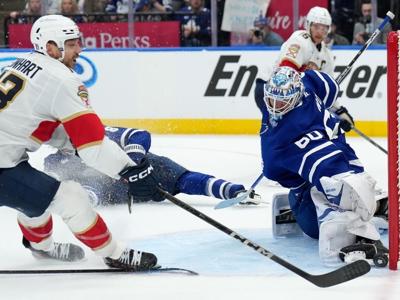 Joseph Woll hlídá poslední obrannou linii Toronto Maple Leafs